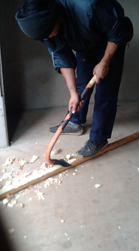 チョウナ(手斧)という道具でコマの片面を削っています